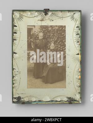 Double portrait de deux femmes inconnues, photographie de 1880 - 1900. armature métallique. verre. papier baryté. carton. regarder des lunettes. meulage de verre femme adulte Banque D'Images