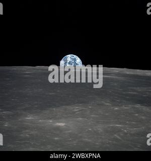 Vue depuis Apollo 11, vaisseau spatial de la lune avec la Terre à l'horizon, région de Mare Smythii, Johnson Space Center, NASA, juillet 16, 1969 Banque D'Images