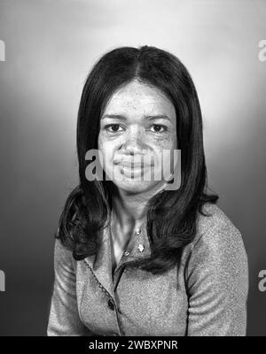 Christine Darden, mathématicienne de la NASA, analyste de données et ingénieure aéronautique, portrait de tête et d'épaule, NASA Langley Research Center, Hampton, Virginie, États-Unis, NASA, 1975 Banque D'Images