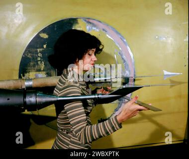 Christine Darden, mathématicienne de la NASA, analyste de données et ingénieure aéronautique, modèle de test Sonic Boom et sonde de mesure rake, NASA Langley Research Center, Hampton, Virginie, États-Unis, NASA, 1978 Banque D'Images