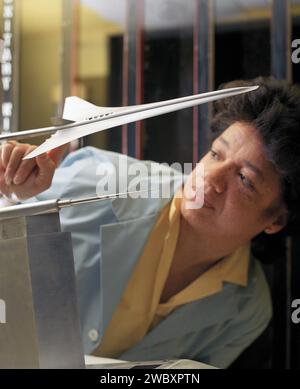 Christine Darden, mathématicienne de la NASA, analyste de données et ingénieure aéronautique, portrait lors d'un test de boom sonique, NASA Langley Research Center, Hampton, Virginie, États-Unis, Sandie Gibbs pour la NASA, 1990 Banque D'Images