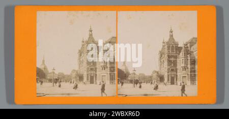 Leidseplein avec le Stadsschouwburg et en arrière-plan de Koepelkerk, Amsterdam, Anonymous, 1898 - 1918 Stereography Amsterdam Cardboard. papier albumen imprimer carré, lieu, cirque, etc. Théâtre (bâtiment) Leidseplein. Stadsschouwburg Banque D'Images