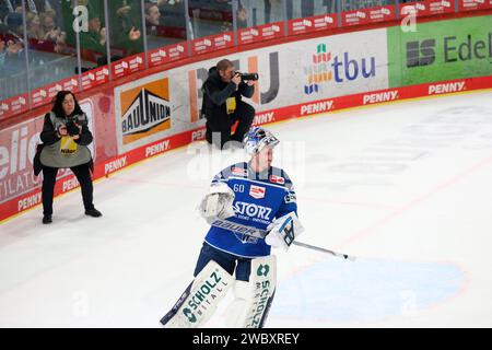 Villingen Schwenningen, Deutschland. 12 janvier 2024. Hatte gut lachen nach einem Spiel ohne Gegentor in der DEL 23-24, 37. Sptg. : Schwenninger Wild Wings vs Düsseldorfer EG (DEG) crédit : dpa/Alamy Live News Banque D'Images