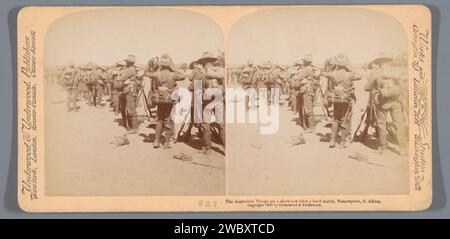 Spectacle mis en scène de soldats australiens qui prennent du repos après une marche en Afrique du Sud, Underwood et Underwood, 1900 stéréographie support photographique en Afrique du Sud. carton albumen imprimer mouvements de troupes, transport. Le soldat ; la vie du soldat Afrique du Sud Banque D'Images