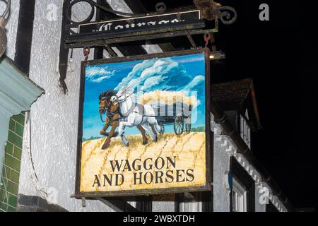 12 janvier 2024. Le verger annuel de pommiers wassail a eu lieu dans le village de Hartley Wintney, Hampshire, Angleterre, Royaume-Uni. Le groupe Hook Eagle Morris a commencé la soirée devant le Waggon and Horses Pub avec un spectacle de danse morris, avec du cidre à la disposition du public. Cela a été suivi par une procession de torche vers le verger, avec des chants traditionnels et des wassaillis et des morceaux de pain grillé ont été placés sur un pommier pour promouvoir une bonne récolte pour l'année à venir. Banque D'Images