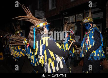 12 janvier 2024. Le verger annuel de pommiers wassail a eu lieu dans le village de Hartley Wintney, Hampshire, Angleterre, Royaume-Uni. Le groupe Hook Eagle Morris a commencé la soirée devant le Waggon and Horses Pub avec un spectacle de danse morris, avec du cidre à la disposition du public. Cela a été suivi par une procession de torche vers le verger, avec des chants traditionnels et des wassaillis et des morceaux de pain grillé ont été placés sur un pommier pour promouvoir une bonne récolte pour l'année à venir. Banque D'Images