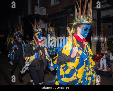 12 janvier 2024. Le verger annuel de pommiers wassail a eu lieu dans le village de Hartley Wintney, Hampshire, Angleterre, Royaume-Uni. Le groupe Hook Eagle Morris a commencé la soirée devant le Waggon and Horses Pub avec un spectacle de danse morris, avec du cidre à la disposition du public. Cela a été suivi par une procession de torche vers le verger, avec des chants traditionnels et des wassaillis et des morceaux de pain grillé ont été placés sur un pommier pour promouvoir une bonne récolte pour l'année à venir. Banque D'Images