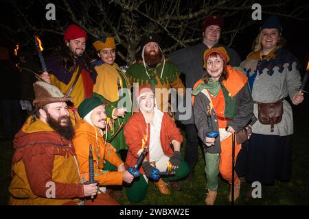 12 janvier 2024. Le verger annuel de pommiers wassail a eu lieu dans le village de Hartley Wintney, Hampshire, Angleterre, Royaume-Uni. Le groupe Hook Eagle Morris a commencé la soirée devant le Waggon and Horses Pub avec un spectacle de danse morris, avec du cidre à la disposition du public. Cela a été suivi par une procession de torche vers le verger, avec des chants traditionnels et des wassaillis et des morceaux de pain grillé ont été placés sur un pommier pour promouvoir une bonne récolte pour l'année à venir. Banque D'Images