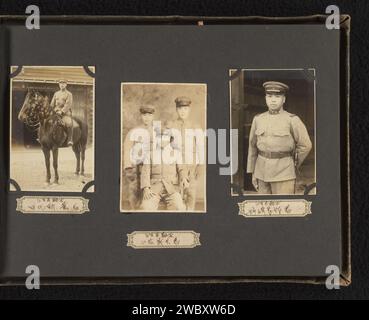 Trois portraits de soldats japonais inconnus, un à cheval, anonyme, v. 1930 - v. 1940 photographie ces photos font partie d'un album. Baryta Paper. papier gélatine argent imprimé personne historique anonyme représentée. le soldat ; la vie du soldat. cheval Banque D'Images