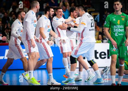 Munich, Allemagne. 12 janvier 2024. Handball : Championnat d'Europe, Hongrie - Monténégro, tour préliminaire, Groupe C, jour de match 1. L'équipe hongroise fête. Crédit : Marco Wolf/dpa/Alamy Live News Banque D'Images