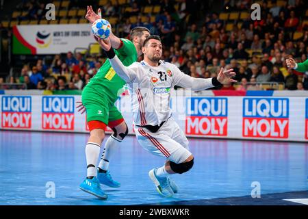 Munich, Allemagne. 12 janvier 2024. Handball : Championnat d'Europe, Hongrie - Monténégro, tour préliminaire, Groupe C, jour de match 1. Le Hongrois Bence Banhidi (avant) en action. Crédit : Marco Wolf/dpa/Alamy Live News Banque D'Images