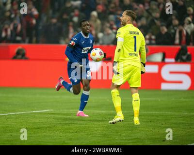 Muenchen, Deutschland. 12 janvier 2024. Stanley Nsoki (TSG 1899 Hoffenheim, #34), Oliver Baumann (TSG 1899 Hoffenheim, #01), GER, FC Bayern Muenchen (FCB) vs. TSG 1899 Hoffenheim (TSG), Fussball, Bundesliga, 17. Spieltag, Spielzeit 2023/2024, 12.01.2024, les règlements DFB/DFL interdisent toute utilisation de photographies comme séquences d'images et/ou quasi-vidéo., photo : Eibner-Pressefoto/Sascha Walther crédit : dpa/Alamy Live News Banque D'Images