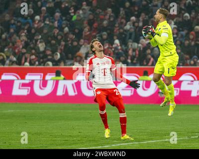 Muenchen, Deutschland. 12 janvier 2024. Thomas Mueller (FC Bayern Muenchen, #25), Oliver Baumann (TSG 1899 Hoffenheim, #01), GER, FC Bayern Muenchen (FCB) vs. TSG 1899 Hoffenheim (TSG), Fussball, Bundesliga, 17. Spieltag, Spielzeit 2023/2024, 12.01.2024, les règlements DFB/DFL interdisent toute utilisation de photographies comme séquences d'images et/ou quasi-vidéo., photo : Eibner-Pressefoto/Sascha Walther crédit : dpa/Alamy Live News Banque D'Images