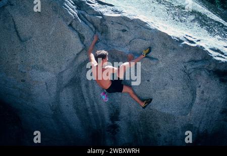 Jeune homme en bloc dans la vallée de Yosemite, Californie, USA Banque D'Images