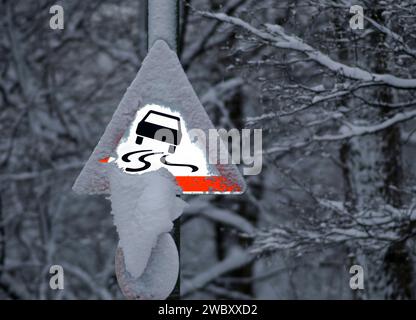 Panneau d'avertissement danger, risque de dérapage, avec pictogramme d'une voiture, neige couverte en hiver, Munich, Bavière, Allemagne, Europe Banque D'Images