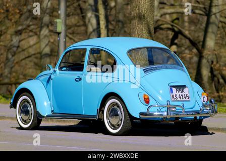 Bleu clair VW Volkswagen Beetle Käfer, garé, plaque d'immatriculation allemande a été modifiée, les premières lettres MHK n'existent pas en Allemagne Banque D'Images