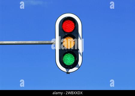 feu de circulation dans le ciel bleu avec des feux rouges, jaunes et verts allumés Banque D'Images