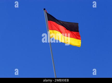 Drapeau national allemand sur un poteau, ciel bleu comme fond, Allemagne Banque D'Images