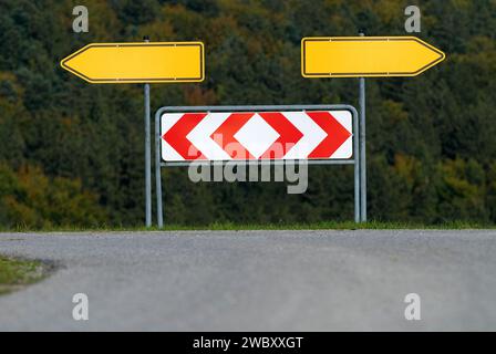 Allemagne, bifurcation dans la route avec la possibilité d'aller à gauche ou à droite, panneaux de signalisation indiquant la direction, panneaux allemands Banque D'Images