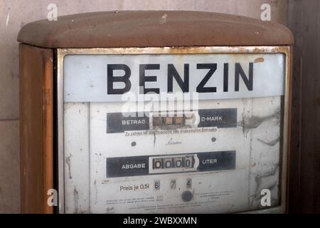 Vieille pompe à essence allemande rouillée, le lettrage est en allemand, Benzin signifie essence et le prix est en Deutsche Mark und Pfennig Banque D'Images