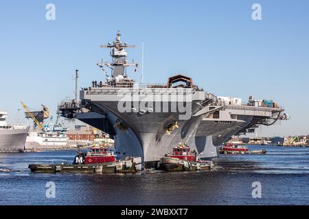 Norfolk Naval Shipyard accueille l'USS George H.W. Bush (CVN 77) pour une disponibilité incrémentielle prévue le 11 janvier. En plus de l'entretien de l'équipement, cette disponibilité améliorera la sécurité des navires ainsi que la mise à niveau des systèmes de communications et de combat. Banque D'Images