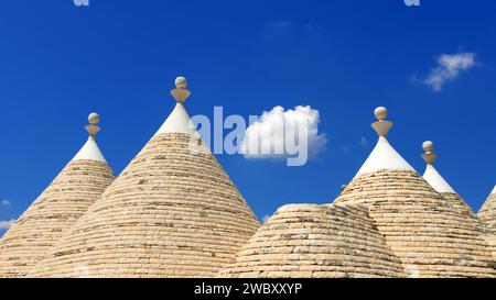 gros plan du toit conique ou du toit conique de Trullo House contre le ciel bleu et blanc nuage moelleux, près de la ville de Alberobello, Pouilles, Italie, Europe, Trull Banque D'Images