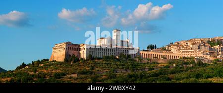 Vue panoramique de la ville, paysage urbain d'Assise avec Basilique San Francesco, Saint François, au coucher du soleil Assise, Ombrie, Italie Europe Banque D'Images