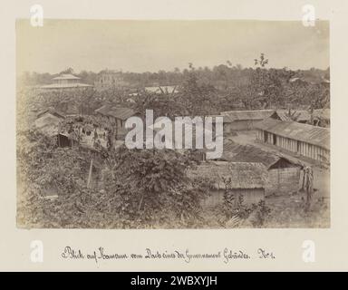 Vue des environs d'un bâtiment gouvernemental au Cameroun, anonyme, 1899 photographie photo 1 d'un panorama de 4. Partie de l'album photo avec des enregistrements du Cameroun vers 1899. Cameroun support photographique albumen print forêt, bois. Perspective de village, silhouette de village Cameroun Banque D'Images