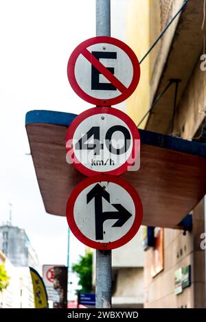 Salvador, Bahia, Brésil - 05 janvier 2024 : panneaux de signalisation dans le quartier Comercio de la ville de Salvador, Bahia. Banque D'Images