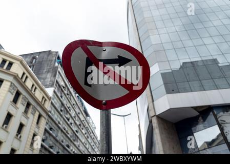 Salvador, Bahia, Brésil - 05 janvier 2024 : panneau indiquant qu'il est interdit de tourner à droite. Quartier commercial dans la ville de Salvador, Bahia. Banque D'Images