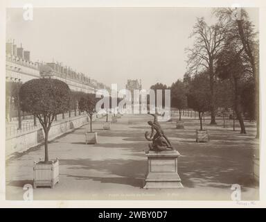 Jardin des Tuileries à Paris avec des arbres en pots et une image, vue vers le Louvre, x phot., C. 1880 - c. 1900 photographie partie de Reisalbum avec des photos de sites en Belgique et en France. Papier jardin Tuileries. support photographique. carton albumen imprimer jardins publics, parc (+ ville(-scape) avec des chiffres, personnel). Pièce de sculpture, reproduction d'une pièce de sculpture (+ sculpture) jardin des Tuileries Banque D'Images