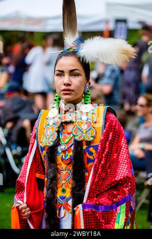 Canada première nation Oneida/Ojibwa jeune femme participant à un concours de célébration de la vie Pow Wow à London, Ontario, Canada. Banque D'Images