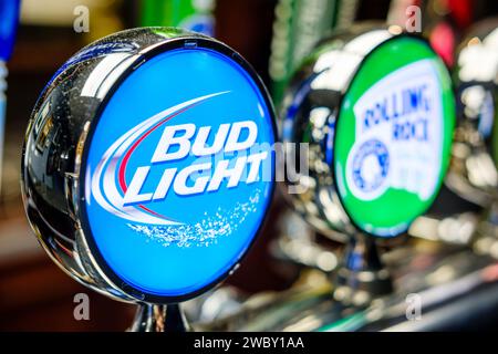 Bière américaine, branding de bière, robinet de bière Bud Light, poignée de pompe à bière lager dans un bar, comptoir de service de bière de pub montrant la marque Budlight et les robinets de bière, États-Unis Banque D'Images