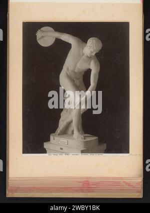 Sculpture d'un lanceur de disques dans les Musées du Vatican à la Cité du Vatican, Edizione Brogi, c. 1875 - en 1907 ou avant photographie partie d'un album photo avec des enregistrements de sites et d'œuvres d'art en Italie. Musées du Vatican support photographique sculpture d'impression d'argent de gélatine. lancer des disques Banque D'Images