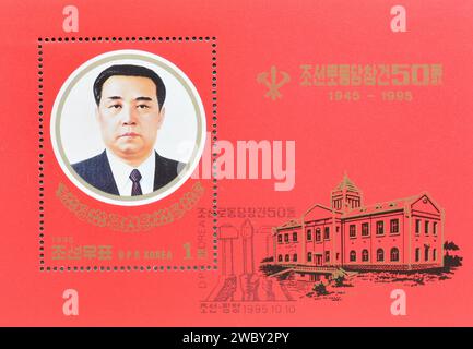 Bloc-feuillet avec timbre oblitéré imprimé par la Corée du Nord, qui montre Kim il Sung, Parti des travailleurs coréens, 50e anniversaire vers 1995. Banque D'Images