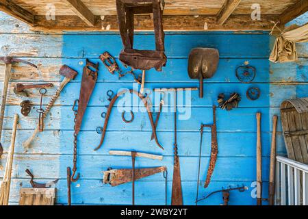 Les outils du mineur antique sont affichés sur un mur bleu Banque D'Images