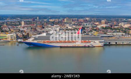 Charleston, Caroline du Sud, États-Unis. 11 janvier 2024. Carnival Sunshine, de retour d'une croisière de 5 jours dans les Caraïbes, orne Charleston Harbor, SC, un symbole vibrant d'aventure et de loisirs maritimes. (Image de crédit : © Walter G Arce SR Grindstone Medi/ASP) USAGE ÉDITORIAL SEULEMENT! Non destiné à UN USAGE commercial ! Banque D'Images