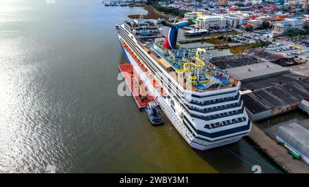 Charleston, Caroline du Sud, États-Unis. 11 janvier 2024. Carnival Sunshine, de retour d'une croisière de 5 jours dans les Caraïbes, orne Charleston Harbor, SC, un symbole vibrant d'aventure et de loisirs maritimes. (Image de crédit : © Walter G Arce SR Grindstone Medi/ASP) USAGE ÉDITORIAL SEULEMENT! Non destiné à UN USAGE commercial ! Banque D'Images