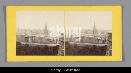 Vue de la Royal High School et du Scott Monument à Édimbourg, Anonyme, v. 1850 - v. 1880 Stereography Edinburgh Cardboard. support photographique estampe albumen monument, statue. Vue sur la ville et paysage avec constructions artificielles Royal High School. Scott Monument Banque D'Images