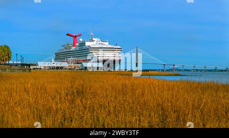 Charleston, Caroline du Sud, États-Unis. 11 janvier 2024. Carnival Sunshine, de retour d'une croisière de 5 jours dans les Caraïbes, orne Charleston Harbor, SC, un symbole vibrant d'aventure et de loisirs maritimes. (Image de crédit : © Walter G Arce SR Grindstone Medi/ASP) USAGE ÉDITORIAL SEULEMENT! Non destiné à UN USAGE commercial ! Banque D'Images