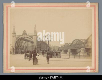 Visage du Noordereiland sur le Maasbruggen à Rotterdam avec le Willemsbrug à gauche, Anonyme, photographie 1877 - 1885. Photographie du cabinet support photographique Rotterdam. carton albumen imprimer canaux, eaux (en ville). pont en ville à travers la rivière, canal, etc William Bridge Banque D'Images