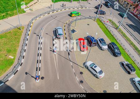 Voitures sur l'antenne de la rue de la ville. Vue de dessus de nombreuses voitures garées sur un parking. Kharkiv, Ukraine 07-07-2023 Banque D'Images