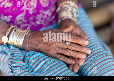 Mains d'une femme OLLO Nocte, Lazu Village, Arunachal Pradesh, Inde Banque D'Images