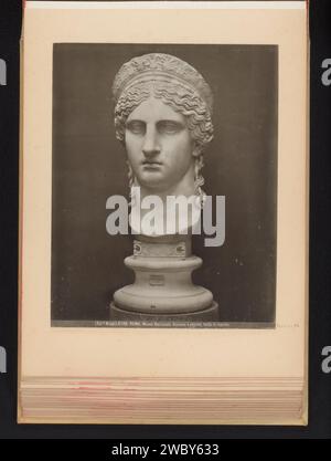 Busta Van Juno Ludovisi in Het National Museum Romano te Rome, édition Brogi, c. 1875 - en 1907 ou avant photographie partie de l'album photo avec des enregistrements de sites et d'œuvres d'art en Italie. Musée National romain support photographique sculpture d'impression argentique de gélatine. (Histoire de) Juno (Hera) Banque D'Images