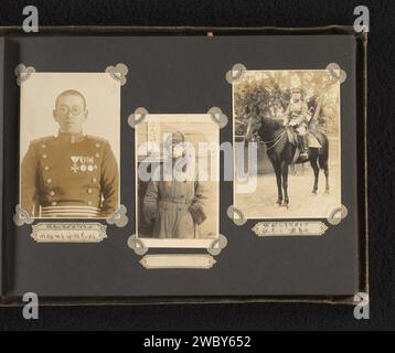 Trois portraits de soldats japonais inconnus, un à cheval, anonyme, v. 1930 - v. 1940 photographie ces photos font partie d'un album. Baryta Paper. papier gélatine argent imprimé personne historique anonyme représentée. le soldat ; la vie du soldat. cheval Banque D'Images