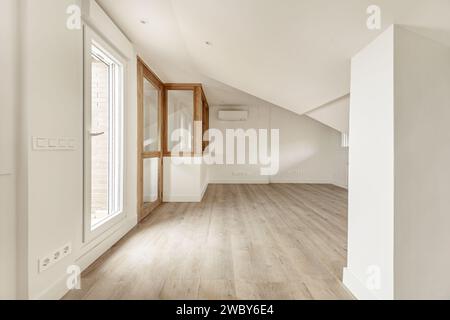 Penthouse résidentiel unifamilial avec accès à une terrasse, murs blancs lisses, climatisation, parquet en chêne blanc et escalier en bois et verre Banque D'Images