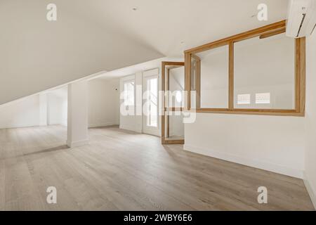 Grenier d'une maison d'habitation unifamiliale avec terrasse et fermeture d'escalier en bois et verre Banque D'Images