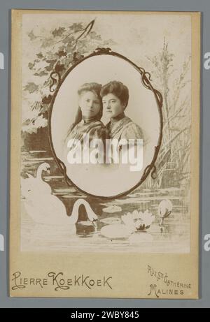 Double portrait de deux femmes inconnues en cadre dessiné, après 1895 - c. 1905 photographie de cabinet Mechelen carton. support photographique femme adulte Banque D'Images