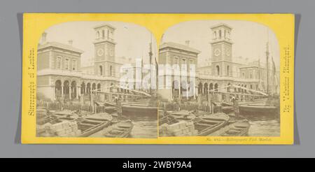 Vue du Billingsgate Fish Market à Londres, Valentine Blanchard, c. 1850 - c. 1880 Stereography London Cardboard. navires de tirage photo à l'albumine de support (en général). Market-hall Billingsgate Fish Market Banque D'Images