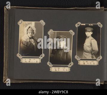 Trois portraits de soldats japonais inconnus, Anonyme, c. 1930 - c. 1940 photographie ces photos font partie d'un album. Baryta Paper. papier gélatine argent imprimé personne historique anonyme représentée. le soldat ; la vie du soldat Banque D'Images